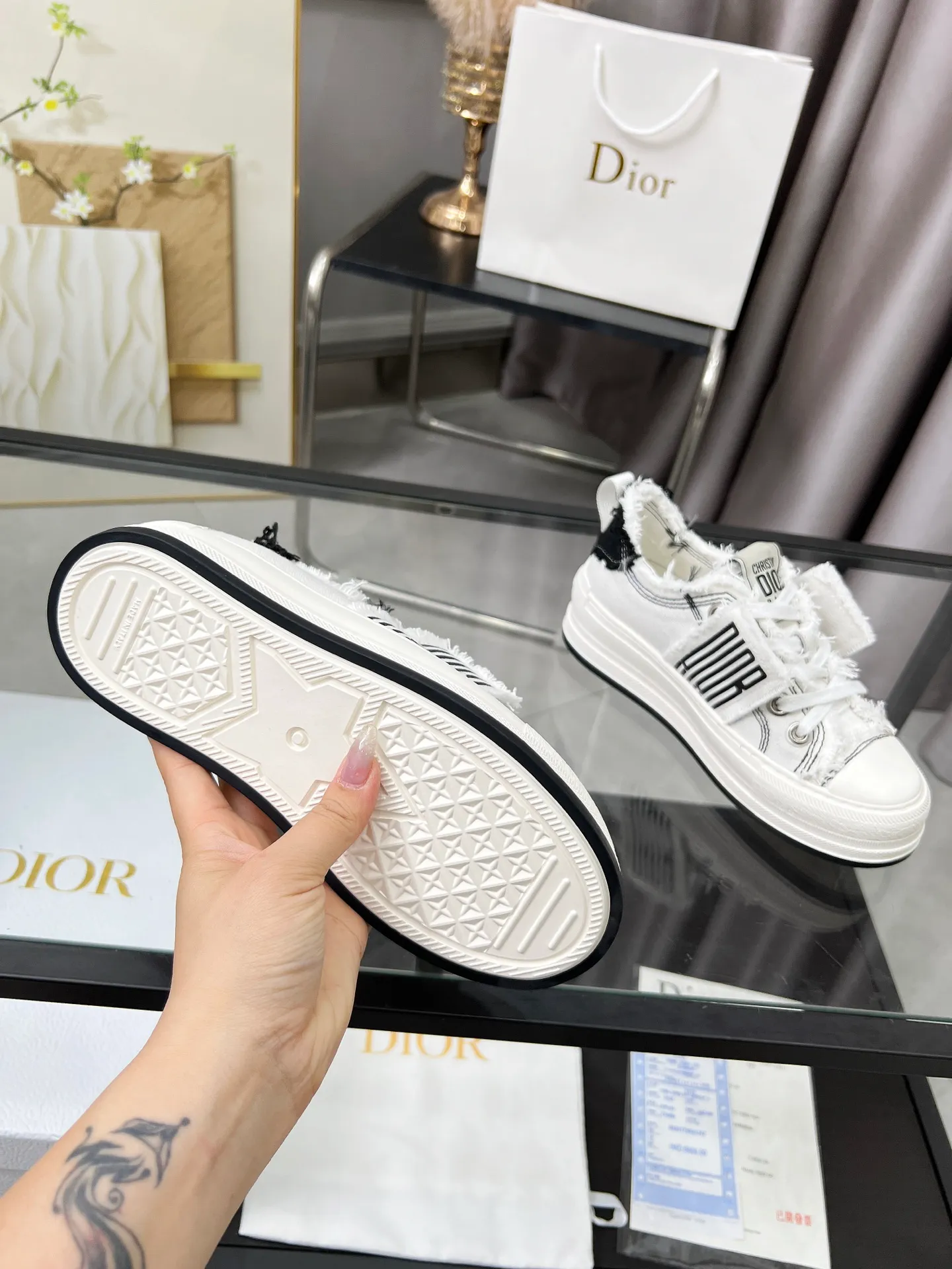 Men's Men's Shoes 💰480 Dior Dior 2025 Presbyopia Embroidery Thick-soled Canvas Shoes Casual Sneakers This Walk'n'Dior thick-soled sneaker is a fashionable item that enhances the style of the series. Oblique printed cotton embroidered upper with comfortable platform sole, tongue and Christian Dior Homme 💰aris signature laces. Can add fashionable temperament to any casual look Size: 35-45